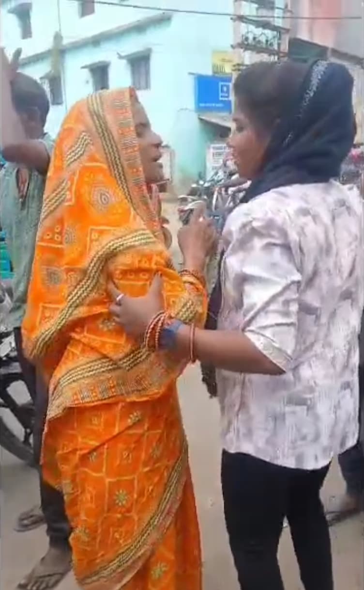 बाजार में प्रेमिका को छोड़ प्रेमी हुआ फरार, घंटों चला ड्रामा