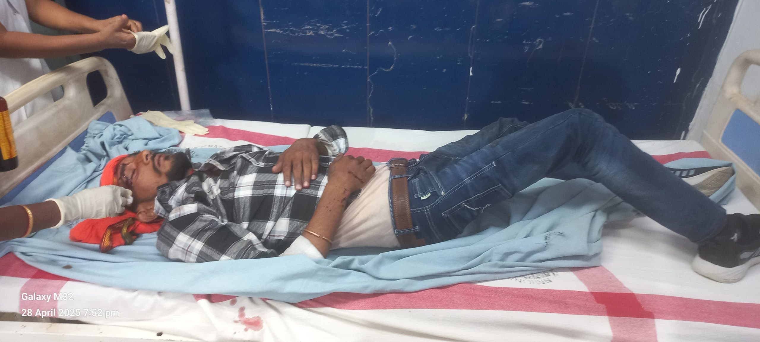 बाइक के आमने-सामने की टक्कर में दोनों चालक जख्मी, रेफर