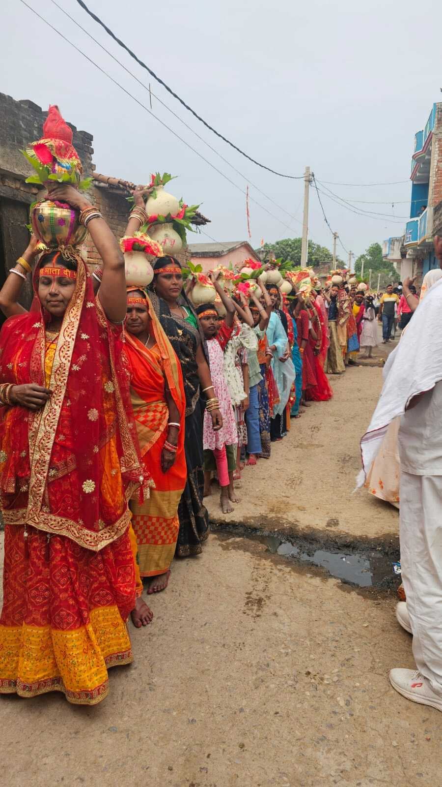 दरखा गांव में वैशाखी दुर्गा पूजा को लेकर निकाली गयी कलश शोभा यात्रा