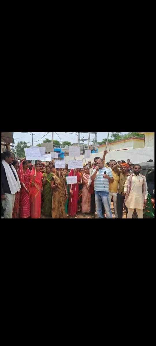 प्रधानाध्यापक की कार्यशैली के विरुद्ध ग्रामीणों ने किया प्रदर्शन