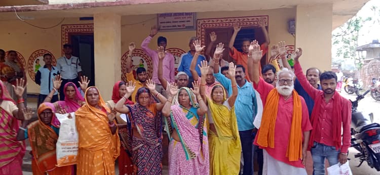 अस्पताल में महिला चिकित्सक की ग्रामीणों ने की मांग