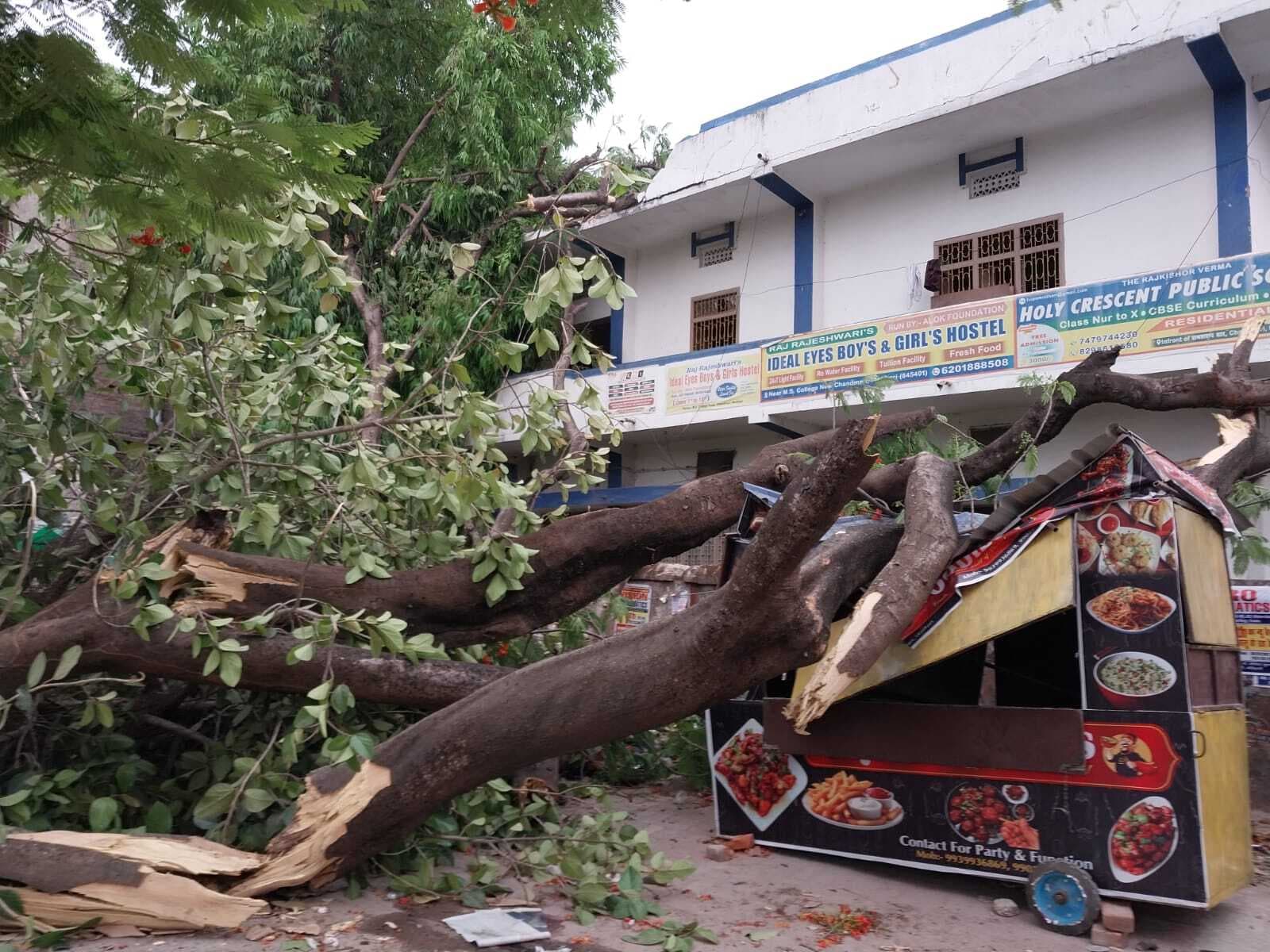 Motihari: तेज आंधी में घरों व दुकानों के उड़ गये एस्बेस्टस