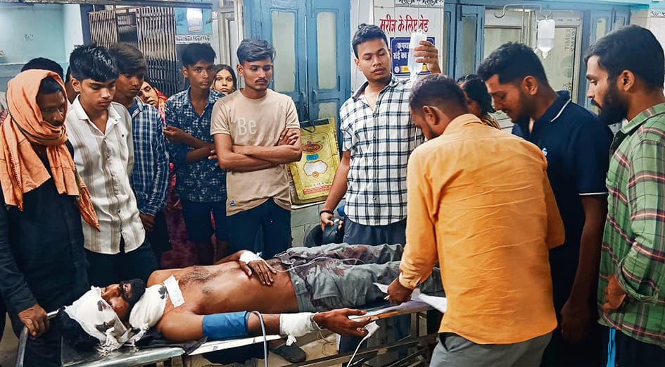 hajipur news. रेफर होने के बाद एंबुलेंस नहीं मिलने पर लोगों ने किया हंगामा