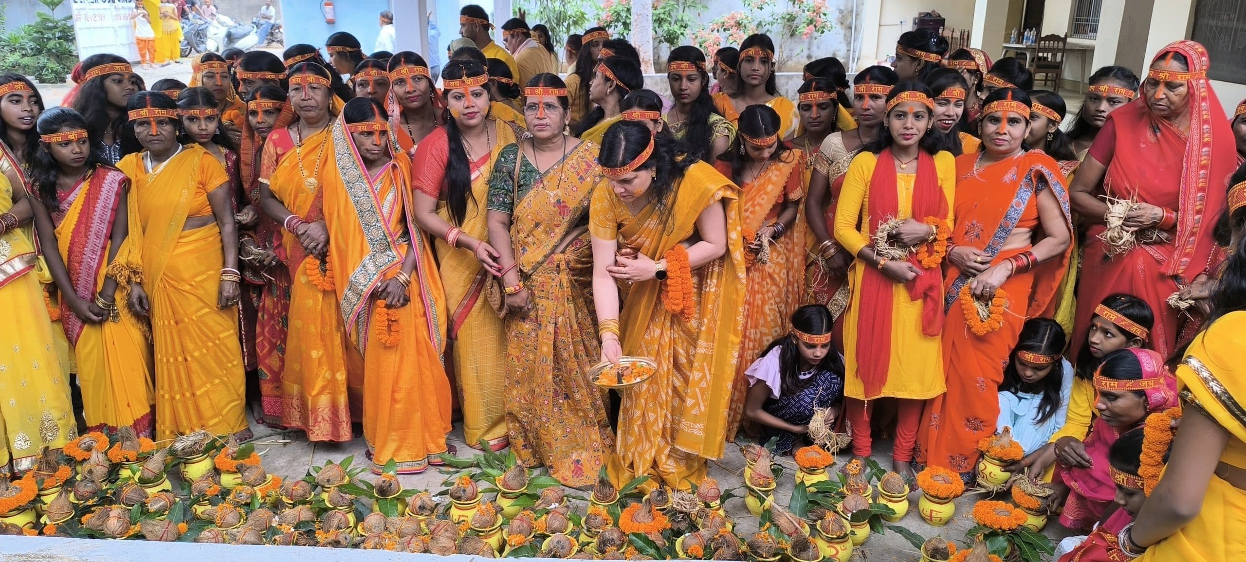 Giridih News :कलश यात्रा के साथ सिहोडीह में भागवत कथा की शुरू