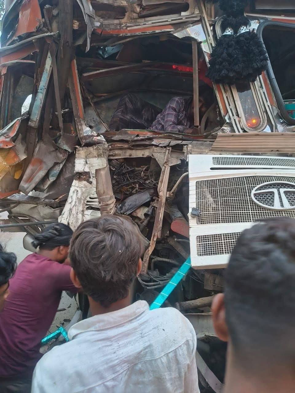 बालू लदे ट्रक का ब्रेक फेल, ट्रक से टकराया, चालक हुआ घायल