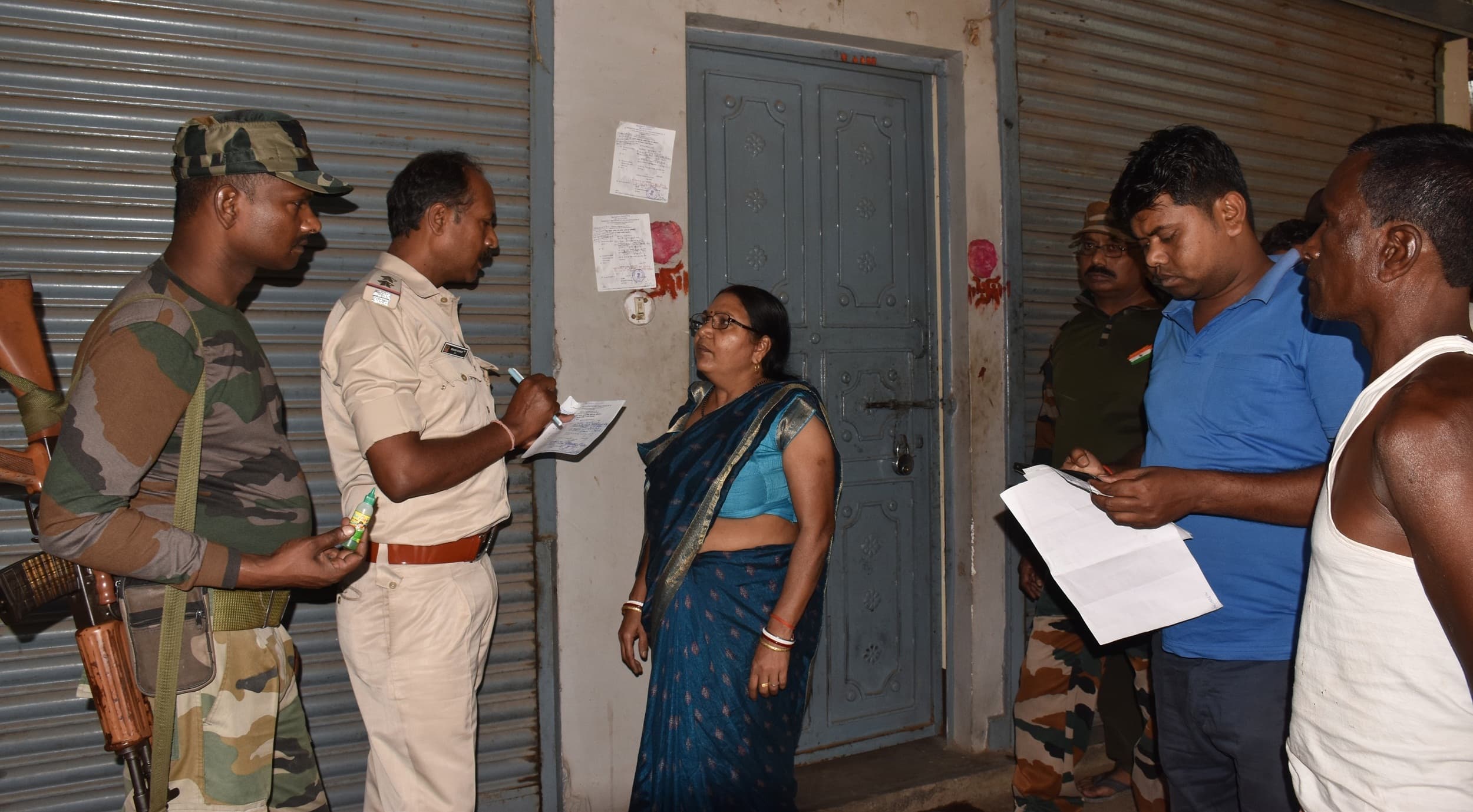 Bokaro News : डुगडुगी बजाकर पांच वारंटियों के घर चिपकाया इश्तेहार