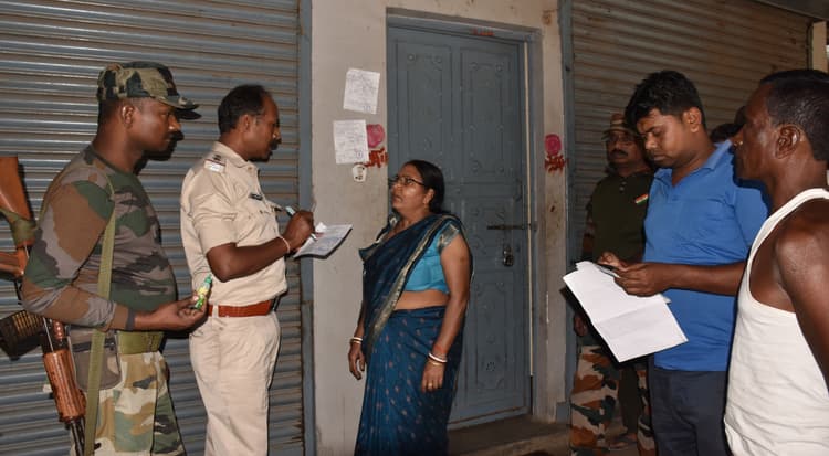 Bokaro News : डुगडुगी बजाकर पांच वारंटियों के घर चिपकाया इश्तेहार