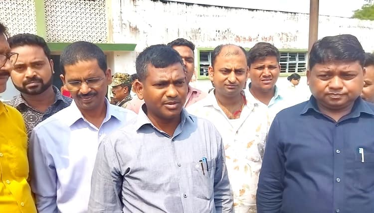 Bokaro News : स्कूल के कमरे व खेल मैदान पर अतिक्रमण की जांच