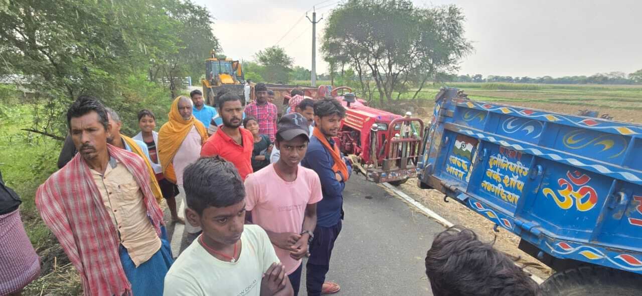 Bhagalpur news गड्ढे में गिरा ट्रैक्टर, चालक की मौत