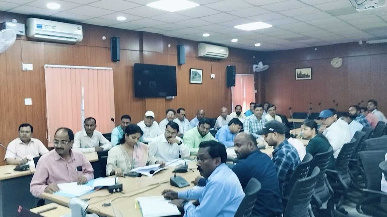 कृषि टास्क फोर्स की बैठक से गायब बैकुंठपुर के बीएओ व तीन उद्यान पदाधिकारी के वेतन पर रोक