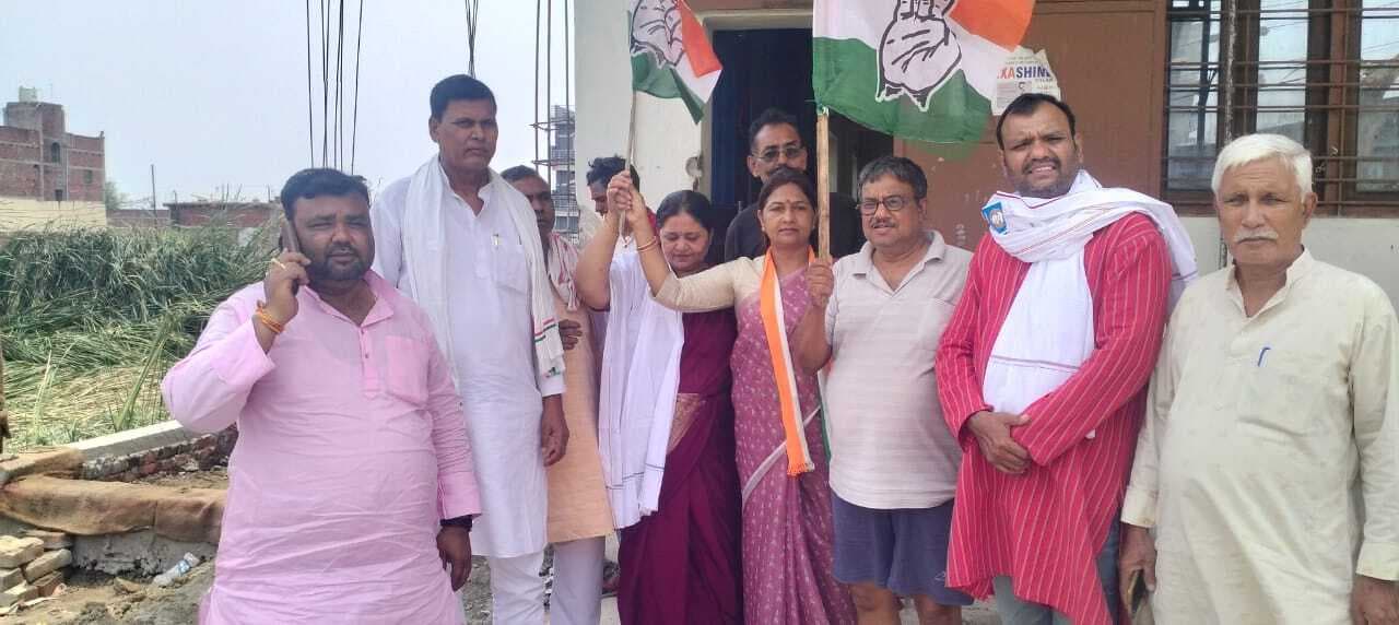 कांग्रेस कार्यकर्ताओं ने हर घर लगाया झंडा