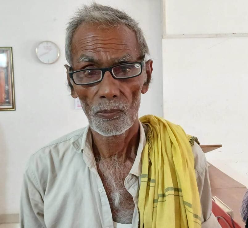 बेटा-बहू ने मां-बाप को मारपीट कर घर से निकाला, कभी डीएम, तो कभी थाने में इंसाफ के लिए ठोकरें खा रहे दंपती