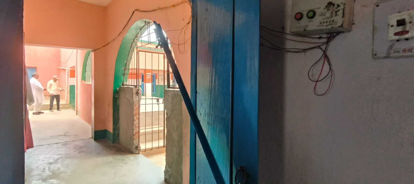 शरारती तत्वों ने मध्य विद्यालय योगापुर में की तोड़फोड़