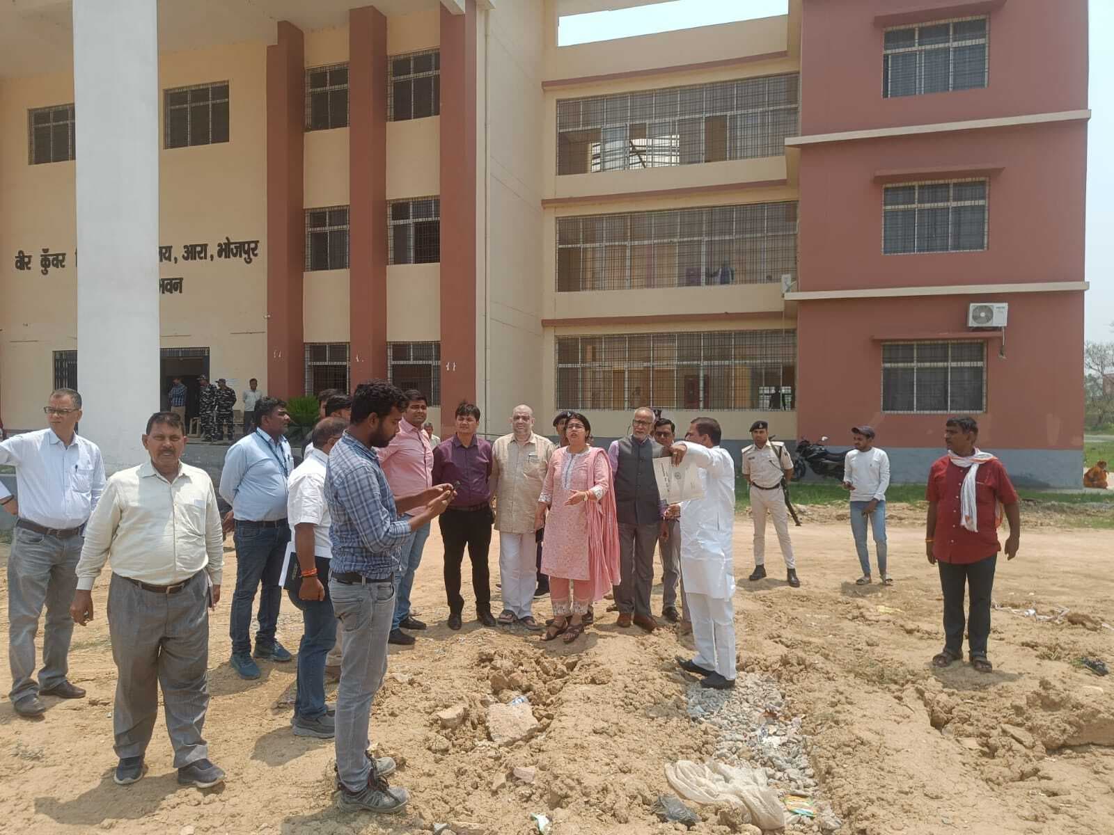 विवि और मेडिकल कॉलेज के प्रवेश द्वार को लेकर विवाद