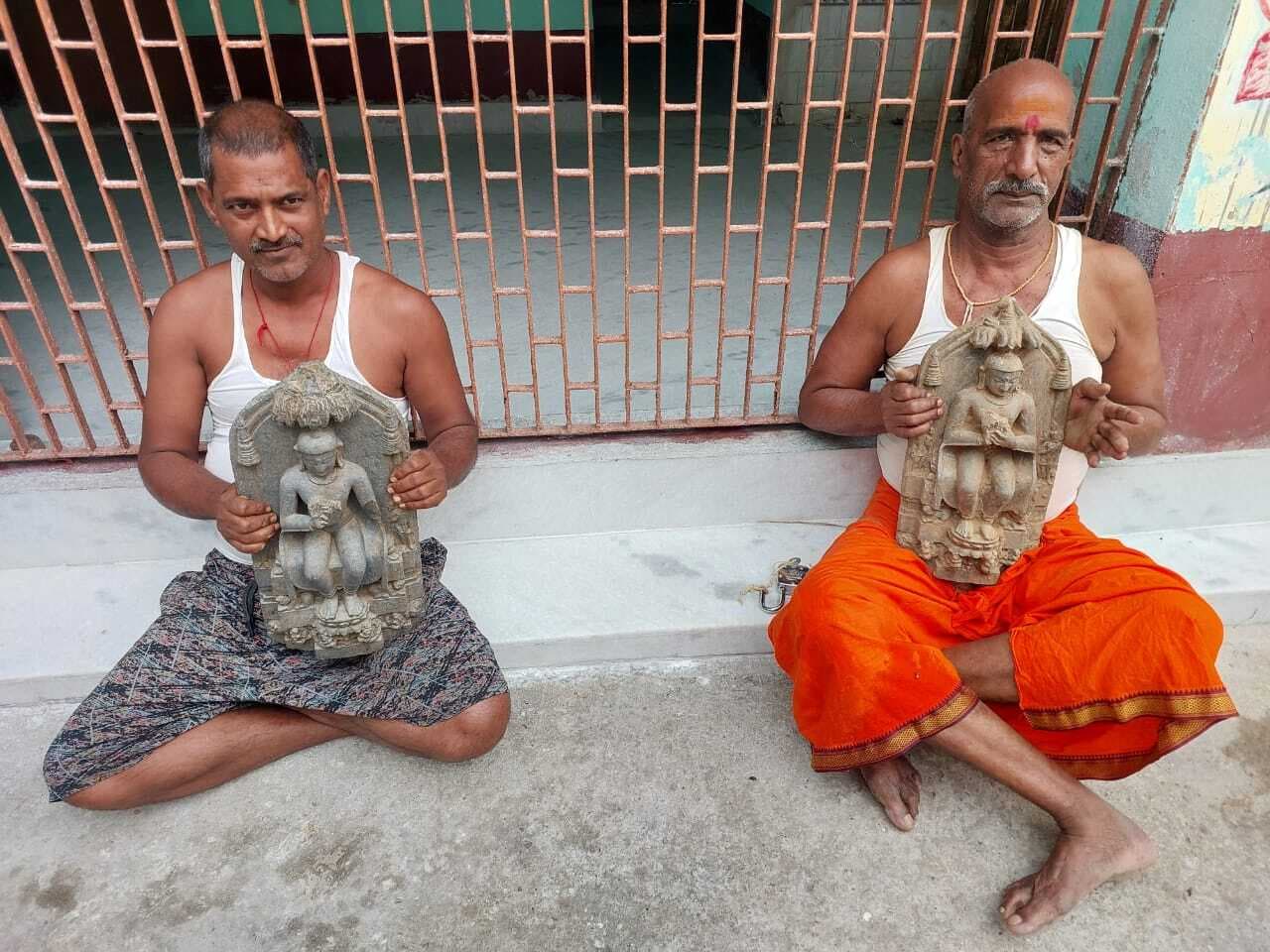 खेत में मिट्टी खुदाई के दौरान मिली भगवान बुद्ध की दो मूर्तियां