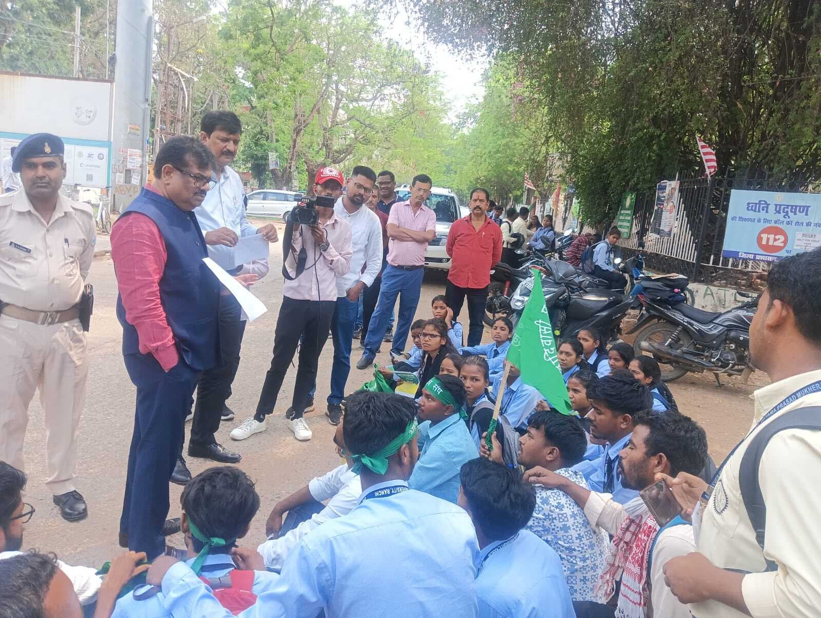 Education News : डीएसपीएमयू को दूसरे दिन भी बंद कराया, परीक्षाएं रहीं बाधित