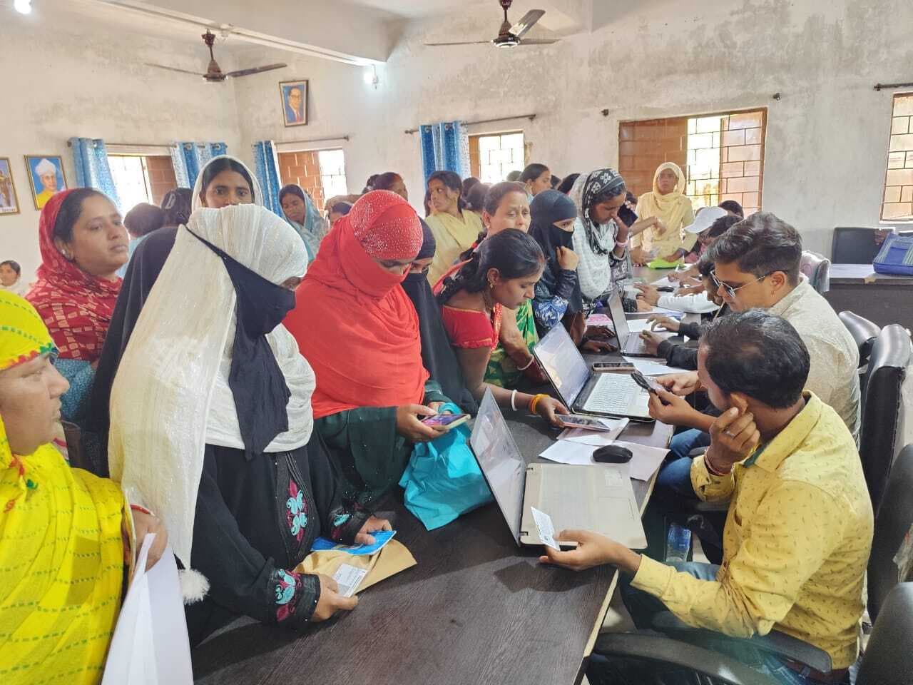 Ranchi news : आधार सीडिंग के लिए कैंप में उमड़े लाभुक