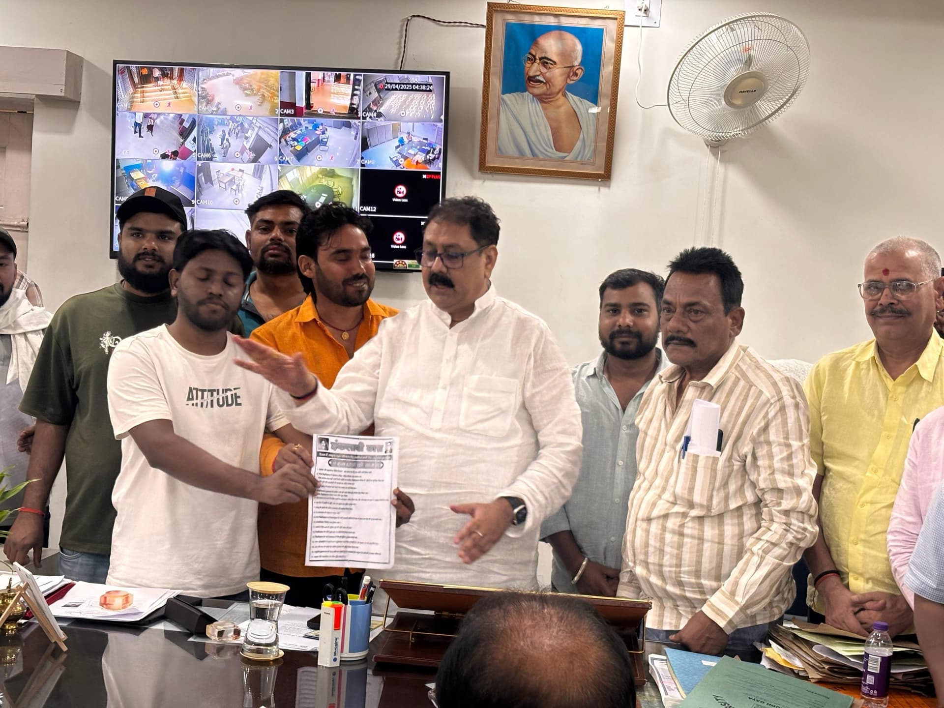 कुलपति के आश्वासन के बाद एमयू में छात्रों का धरना समाप्त