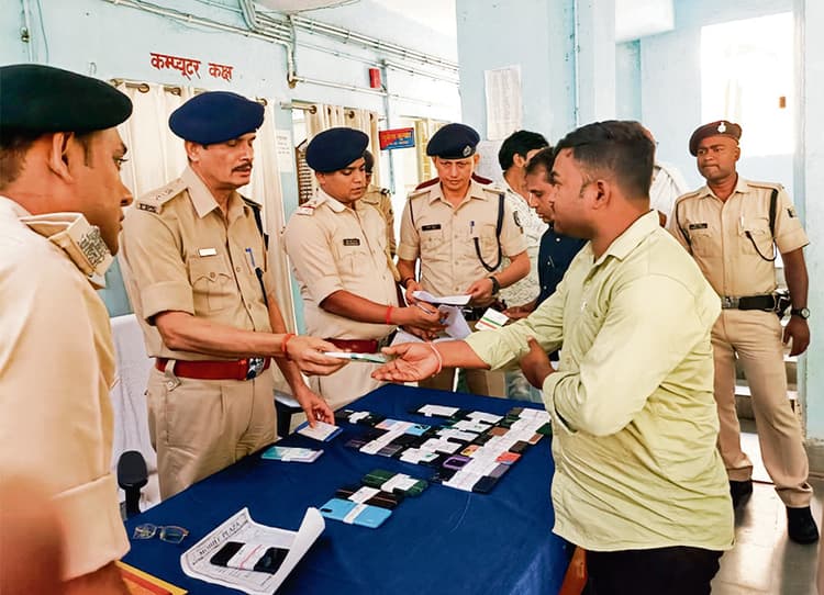Kaimur News : पुलिस-प्रशासन ने 36 धारकों को लौटाया उनका गुम मोबाइल फोन