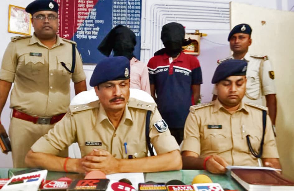 Kaimur News : बांस-बल्ली लदे पिकअप से 1111 लीटर शराब बरामद, दो तस्कर गिरफ्तार