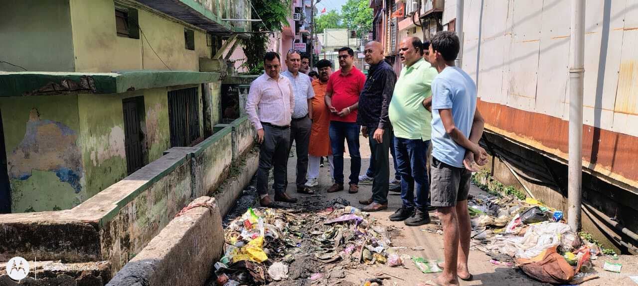 Jamshedpur news. डीएमसी ने किया मानगो के देशबंधु लाइन का निरीक्षण