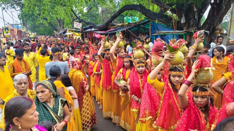 Deoghar news :कल्याणपुर में शुरू हुआ ग्यारह दिवसीय सहस्त्रचंडी महायज्ञ, कलश यात्रा में उमड़ी श्रद्धालुओं की भीड़