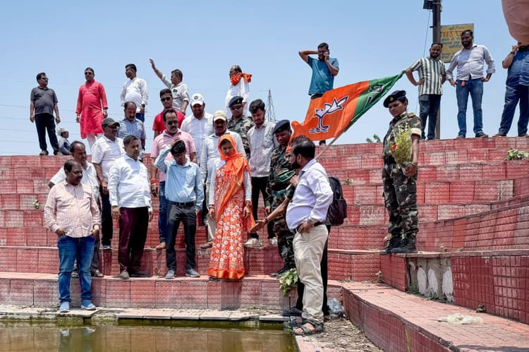 Jamshedpur news. गुणवत्तापूर्ण के साथ समय पर कार्य सुनिश्चित करने के दिये निर्देश