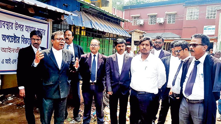 जजों पर ‘बिगड़े बोल’ के खिलाफ वकीलों का प्रदर्शन