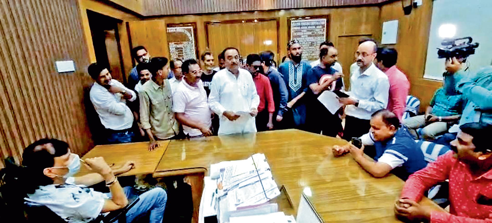 पानी की किल्लत से परेशान कुल्टी के लोग पहुंचे नगर निगम