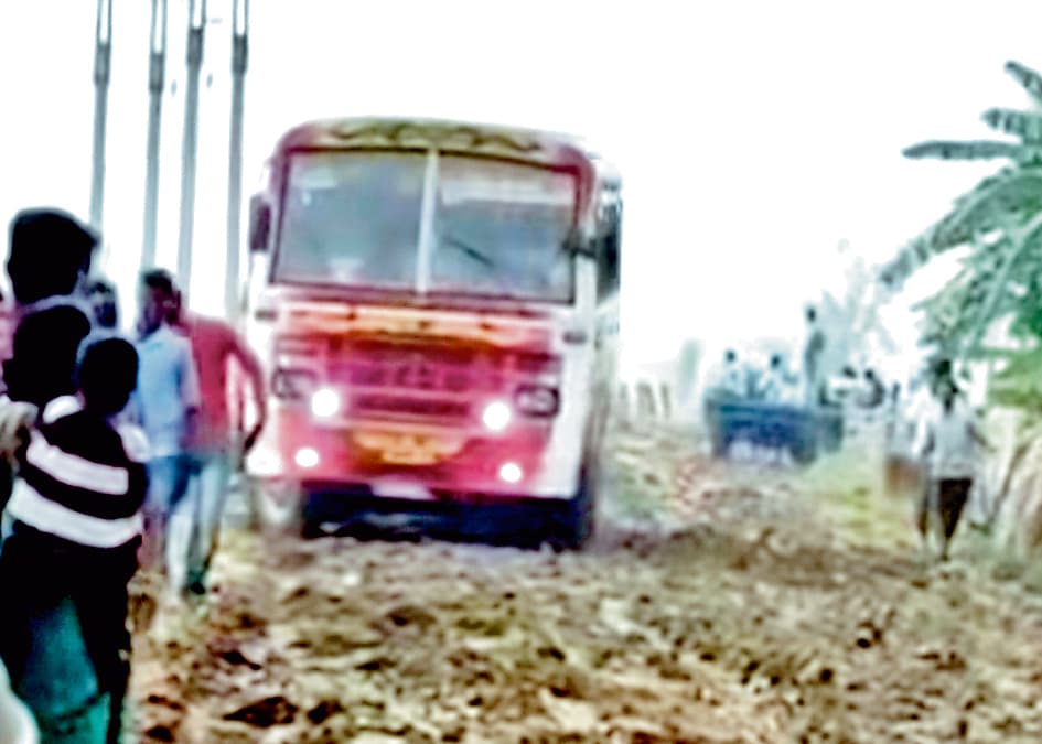 भातार में कीचड़ से ढक गयी है पक्की सड़क, रेंगते वाहन