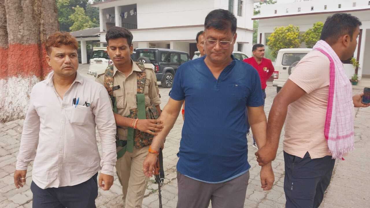 Motihari: कार्यपालक अभियंता दो लाख रिश्वत लेते गिरफ्तार