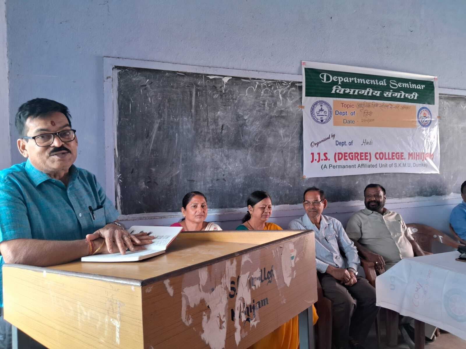 स्त्रियां केवल सुंदरता व शृंगार की वस्तु नहीं है. वह पुरुषों के लिए रोशनी हैं