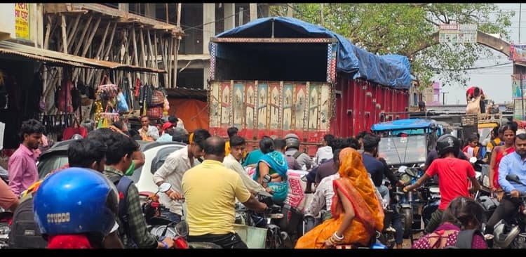 सोनो चौक पर भीषण जाम, किसी की छूटी ट्रेन तो मरीज की बिगड़ी तबीयत