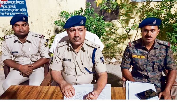 Ara News : डुमरांव में प्रेमिका को इ-रिक्शा से जबरन उतारने की कोशिश, युवक ने की फायरिंग