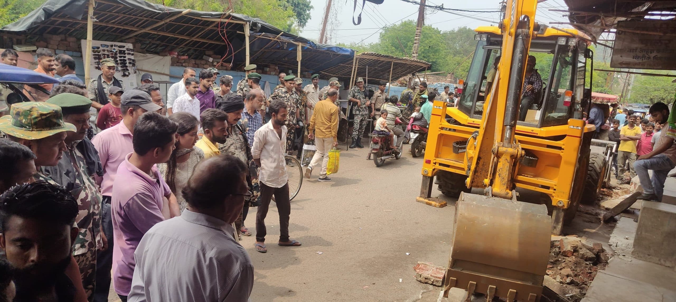 अतिक्रमण पर चला नप का बुलडोजर