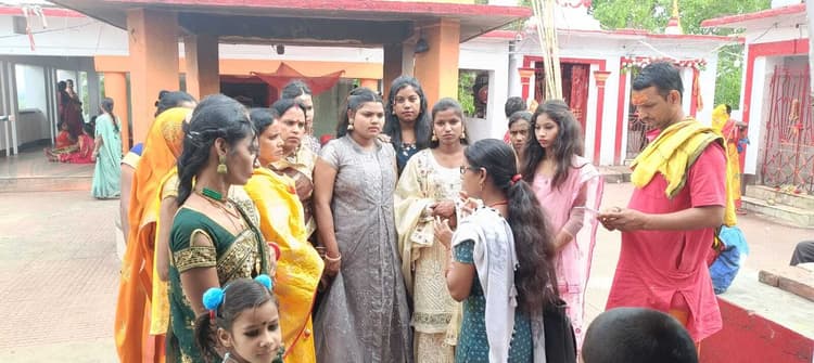 बाल विवाह की सूचना 181 या 1098 नंबरों पर दें