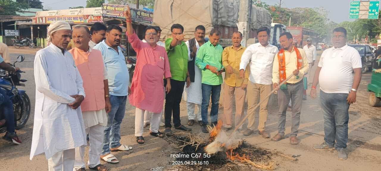 भाजपा नेताओं ने किसान नेता नरेश टिकैत का पुतला जलाया