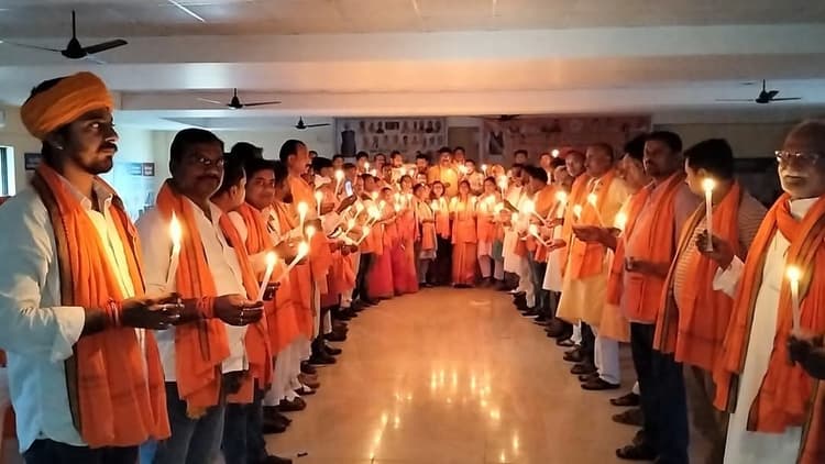 Darbhanga News: पहलगाम में आतंकियों के शिकार भारतीयों को भाजपाइयों ने दी श्रद्धांजलि