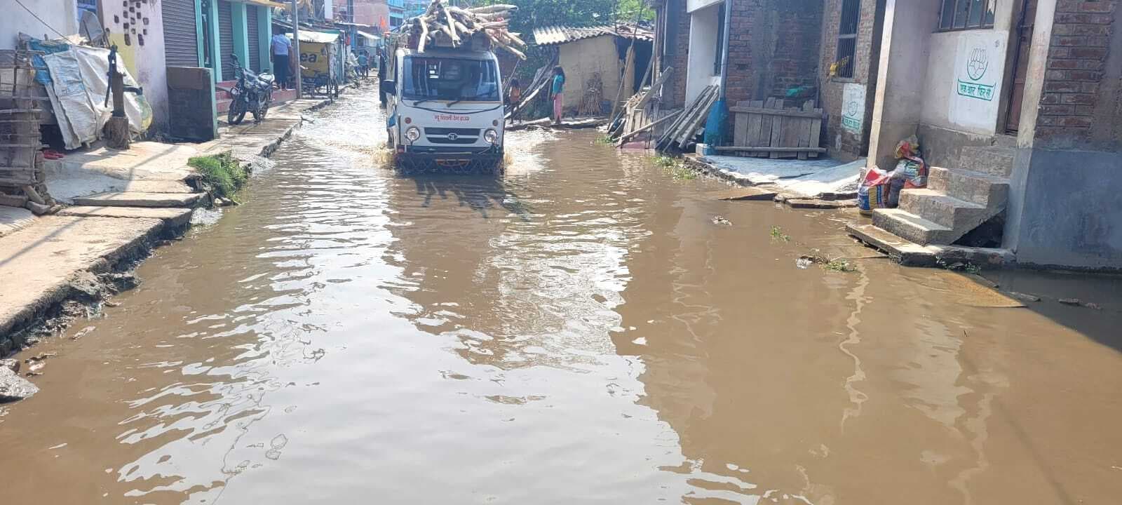 Madhubani News : बारिश थमने के बाद भी लोगों को जलजमाव से नहीं मिली मुक्ति