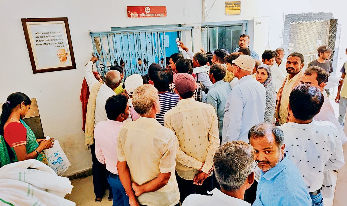 Jehanabad : समय पर खतियान नहीं मिलने पर आक्रोशित भू-स्वामियों ने किया हंगामा