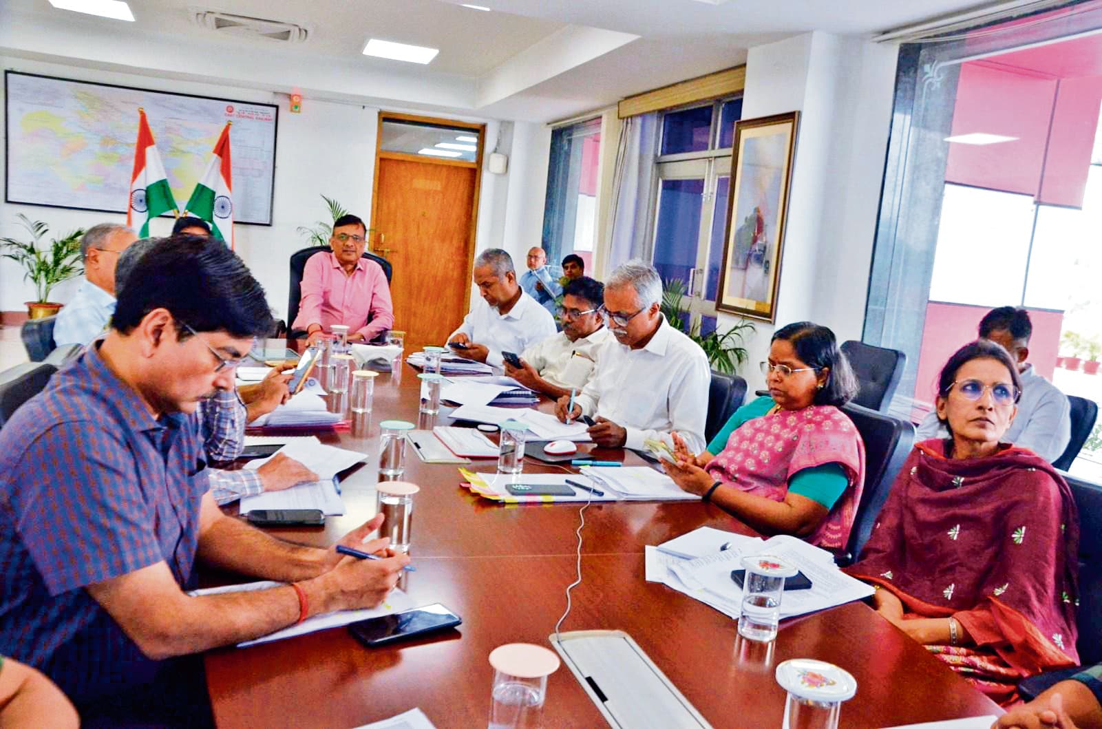 hajipur news. महाप्रबंधक ने विभागाध्यक्षों के साथ की समीक्षा बैठक, यात्री सुविधा, संरक्षा और माल लदान पर रहा जोर