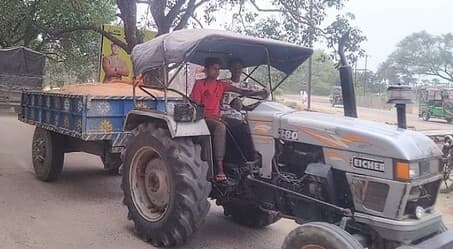 सड़क पर बालू लदा ट्रैक्टर चला रहे नाबालिग चालक