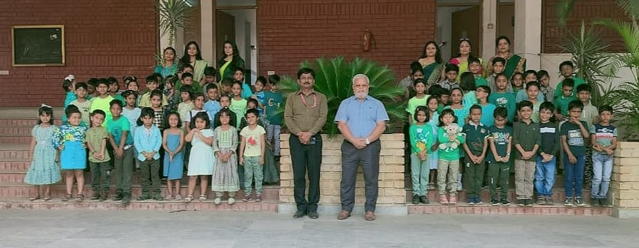 डीपीएस के बच्चों ने हरा रंग दिवस पर हरा है तो जीवन है का दिया संदेश