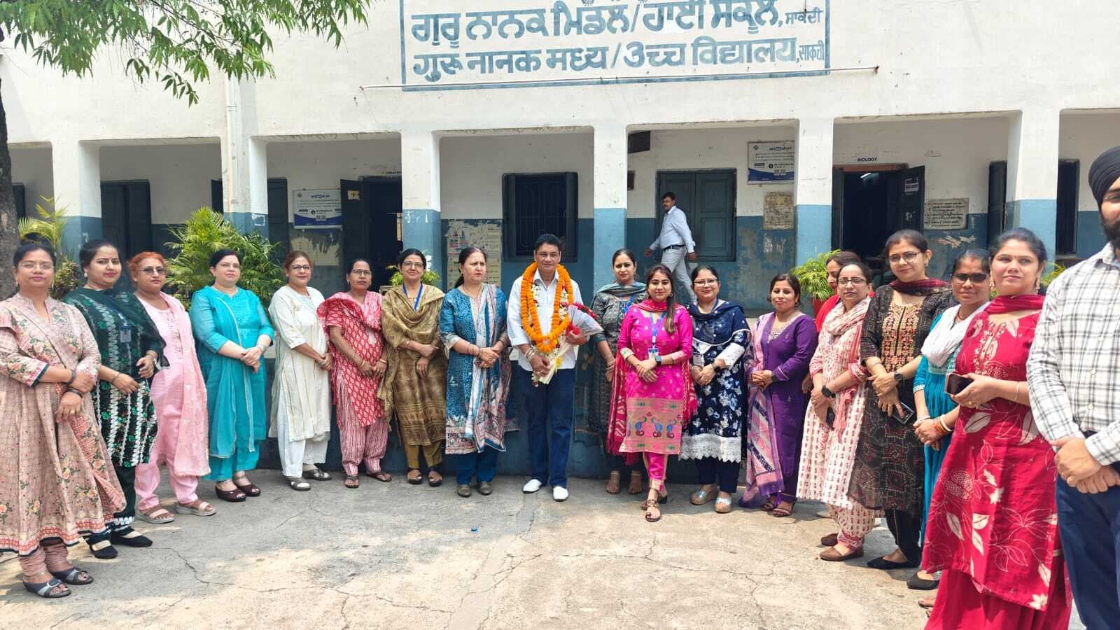 Jamshedpur news. साकची गुरु नानक स्कूल के हेड मास्टर को दी गयी विदाई