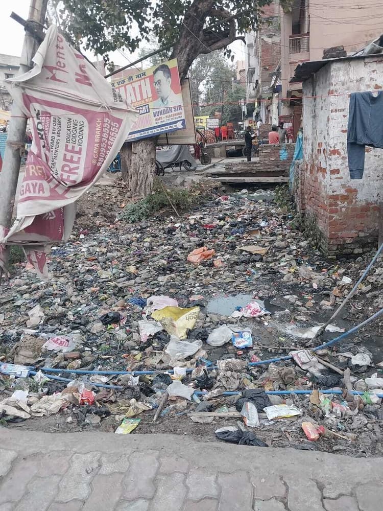 घरों तक पहुंचा कुजापी नाले का पानी