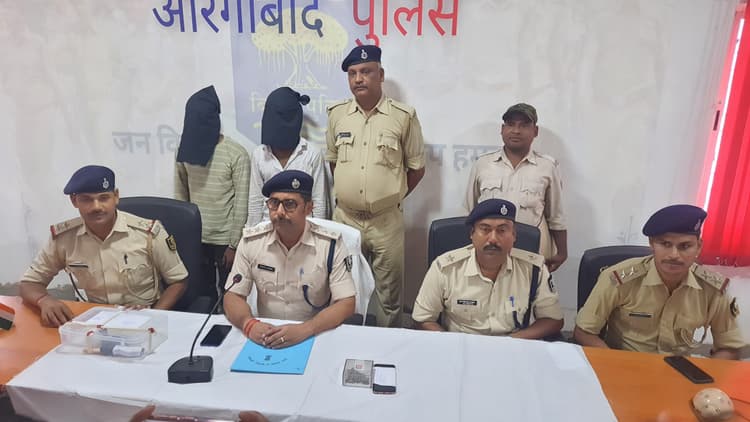 हथियार के बल पर पर्स छिनने वाले दो अपराधी गिरफ्तार, हथियार भी बरामद