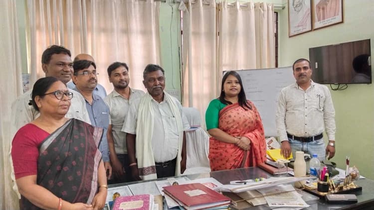 डीइओ ने सेवानिवृत्त दो कर्मियों को किया सम्मानित