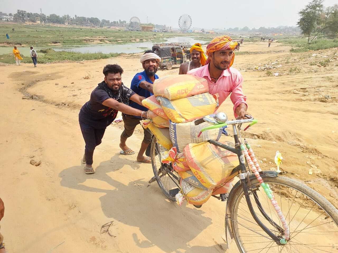 किऊल नदी से धड़ल्ले से हो रहा बालू का अवैध उत्खनन