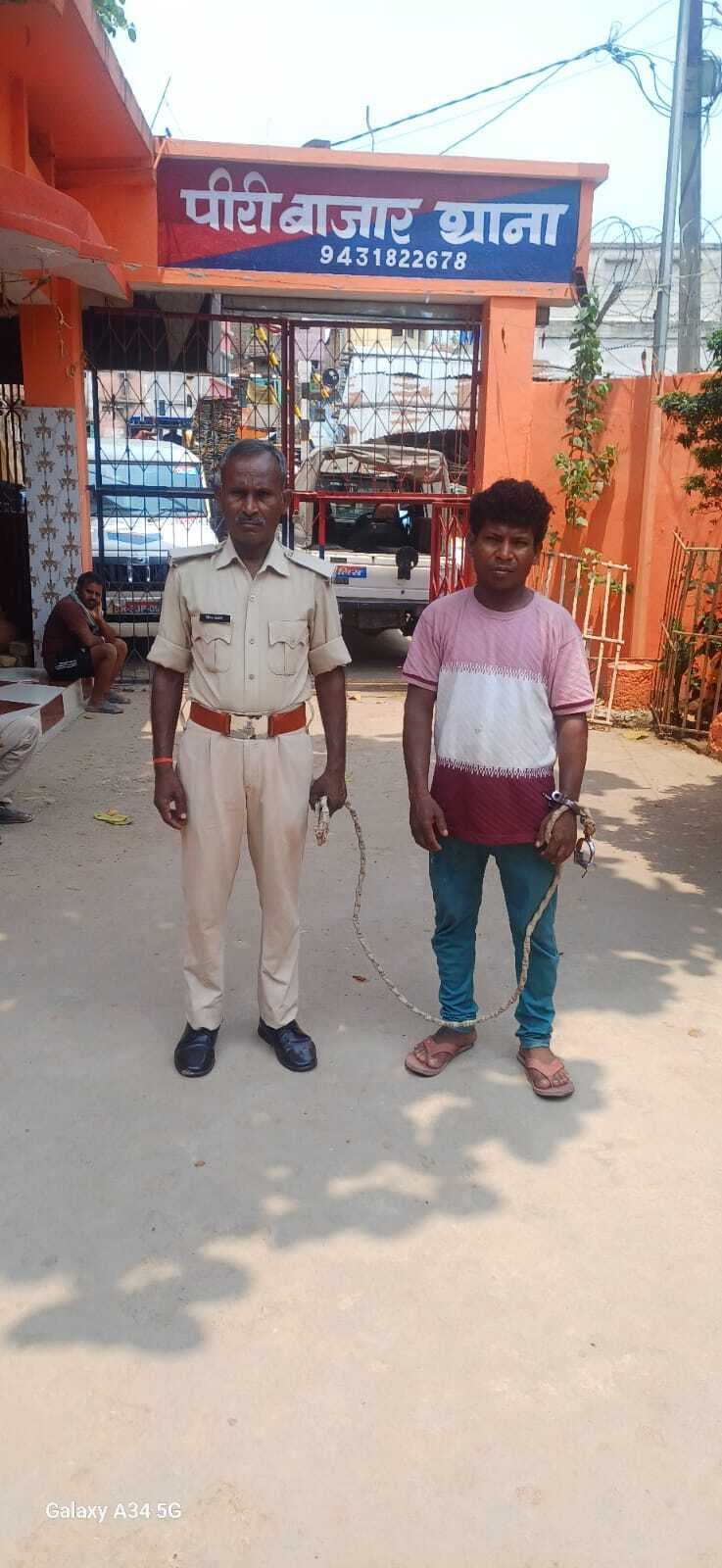 शराब पीकर हंगामा कर रहा था पति, पत्नी ने बुलायी पुलिस