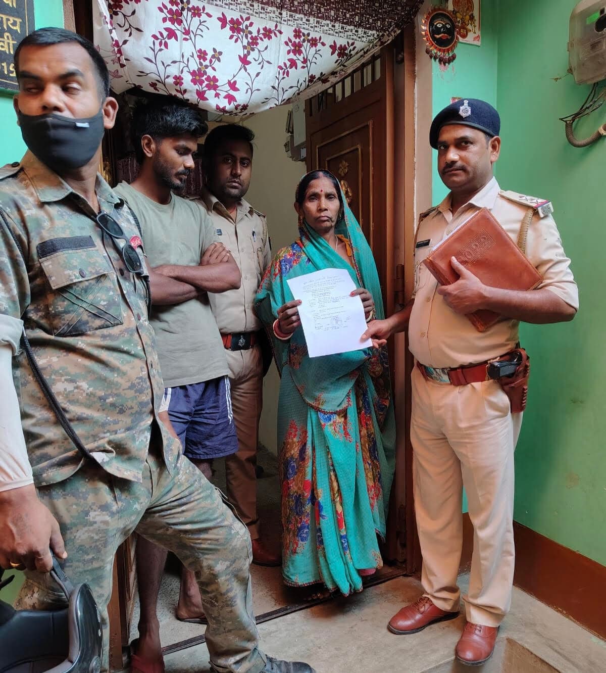 पेट्रोल पंप संचालक हत्याकांड में फरार आरोपित के घर चिपका नोटिस